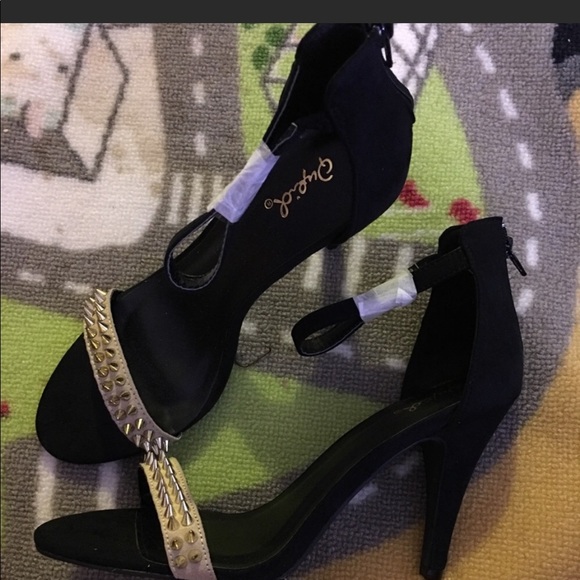 NIB 🛍 BLACK STRAPPY HEEL WITH GOLD TOE BAND STUDS - Picture 2 of 3